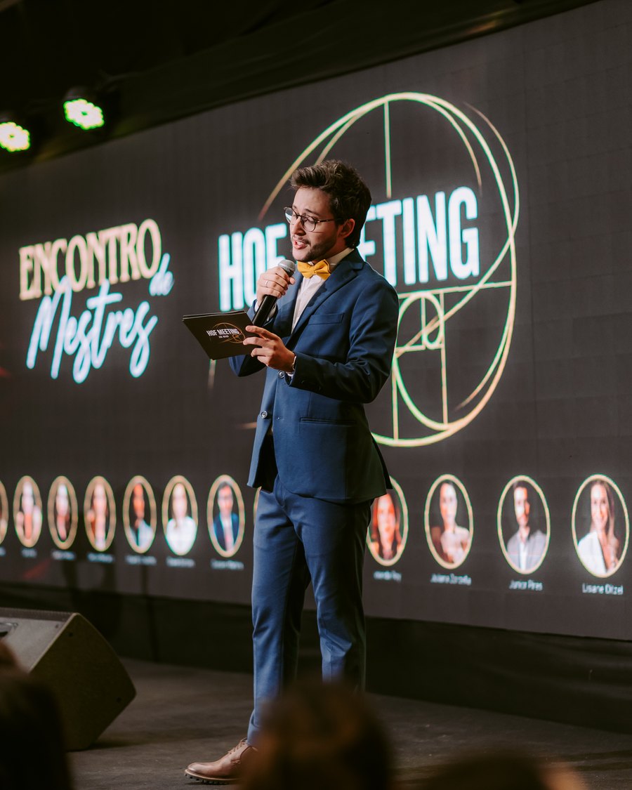 Dr. Gustavo Martins palestrando sobre harmonização orofacial
