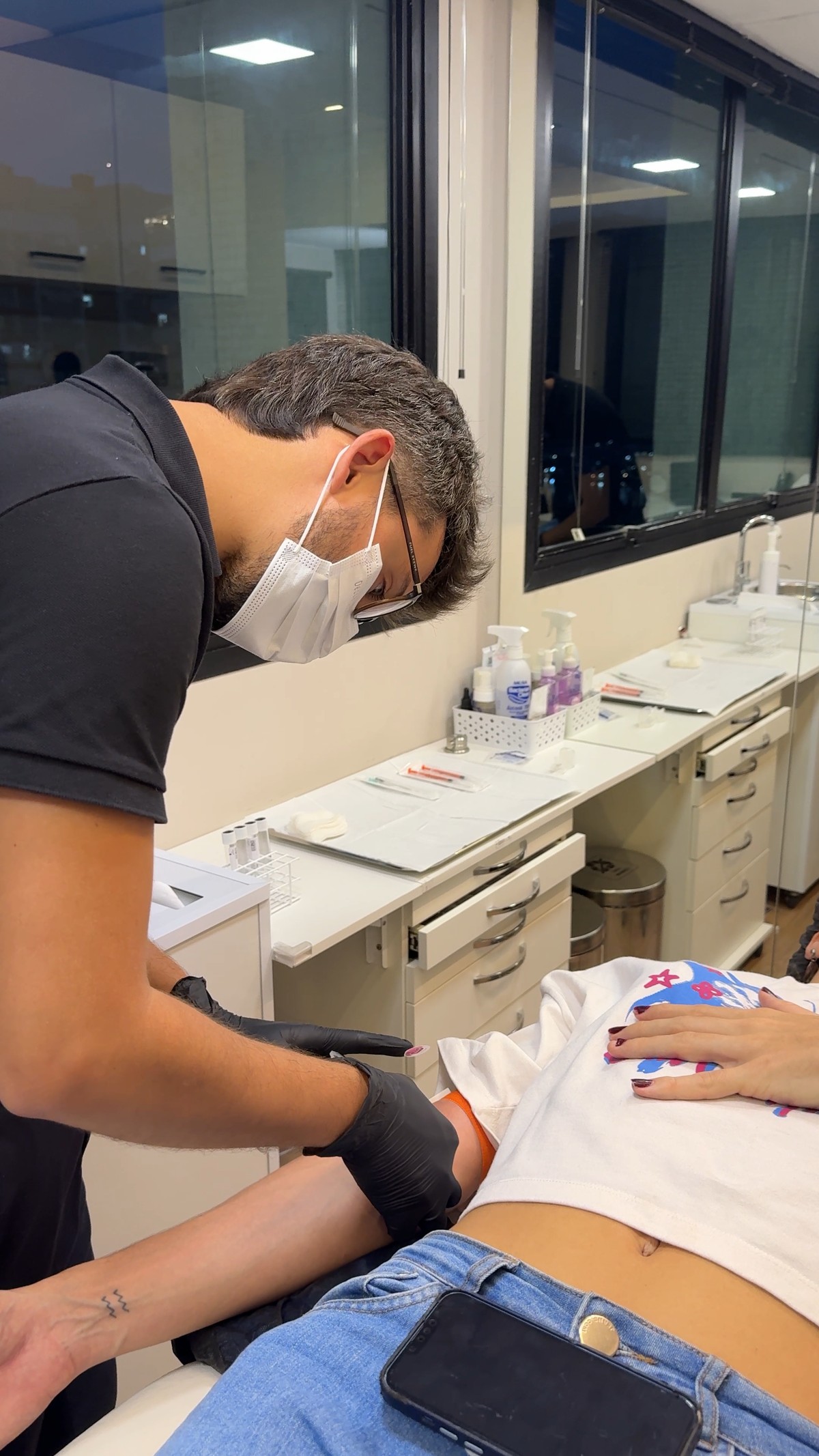 Dr. Gustavo Martins aplicando i-PRF por microinjeções faciais em paciente na Clínica Gustavo Martins, Rio de Janeiro. Procedimento de bioestimulação com plasma rico em plaquetas.