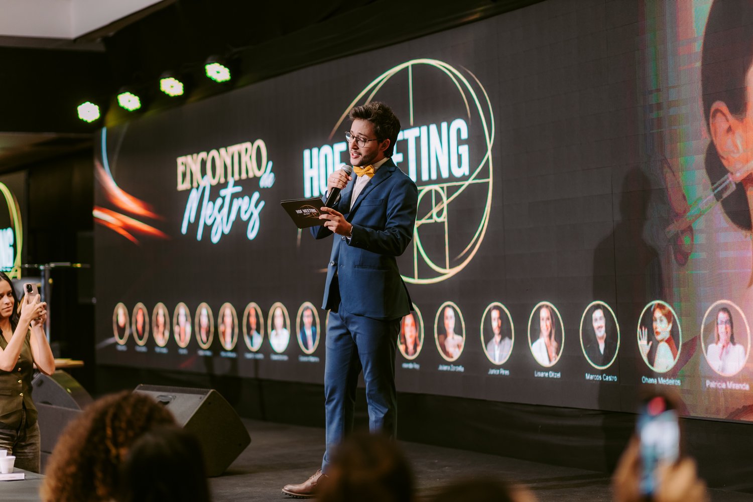 Dr. Gustavo Martins palestrando ao microfone no HOF Meeting no Rio de Janeiro